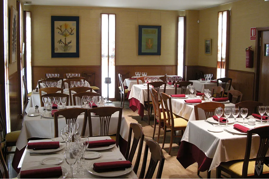 Cuadros y paneles de sal iluminados en las paredes del comedor de V. Arranz